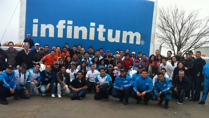 Caravana en Infinitum lista para seguir a Checo Pérez