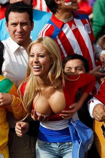Otra paraguaya le hace la competencia a Larissa con su escote. FOTO: AP