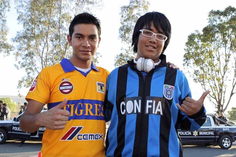 No importa la playera, los amigos asisten a apoyar a su equipo. FOTO: ÓSCAR RAMÍREZ