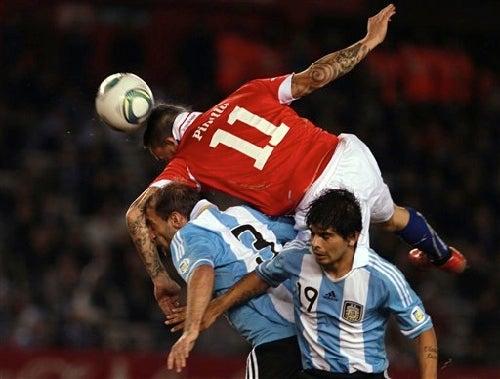 El balón se peleó con todo (FOTO: AP)