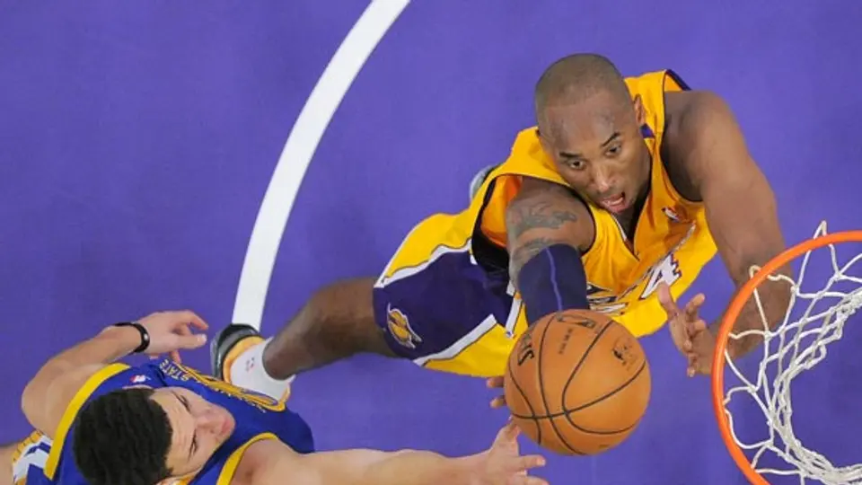 ?Lakers apalean a Warriors tras despido de Brown