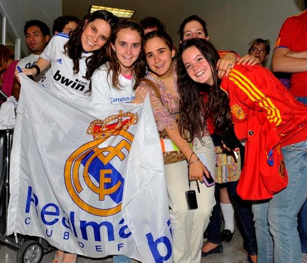 Con banderas del Real Madrid y la Furia Roja, aficionados esperaron al español. FOTO: CIRO GUTIÉRREZ
