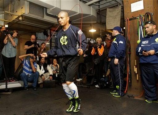 Cotto brinca la cuerda en el gimnasio. FOTO: AP