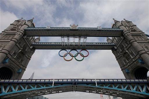 A 30 días del inicio de los anillos olímpicos fueron colgados en Tower Bridge l AP