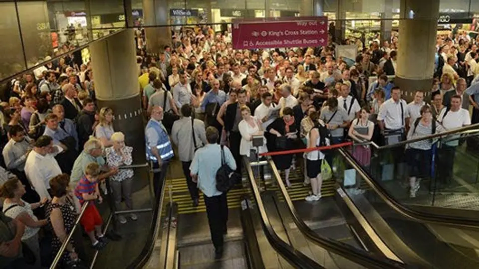 Flama olímpica recorre el metro de Londres