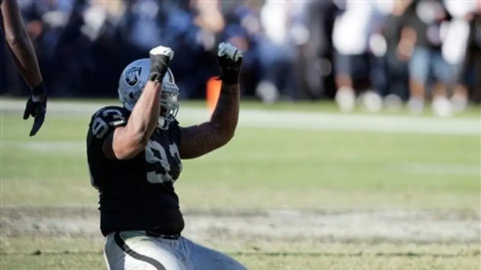 Raiders rompe paternidad y derrota 35-27 a San Diego