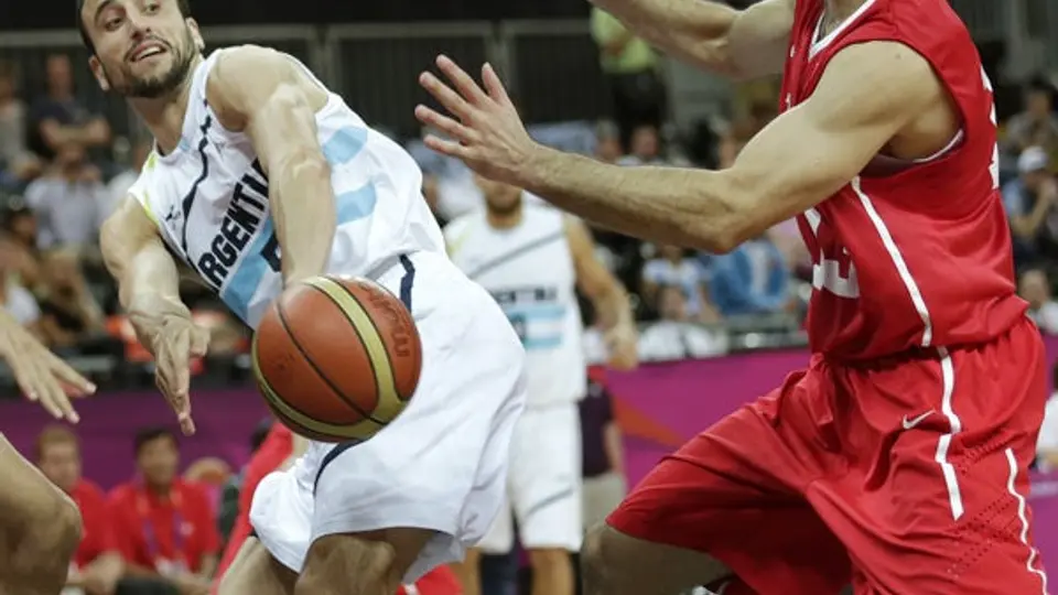 Manu guía a Argentina a la victoria sobre Túnez