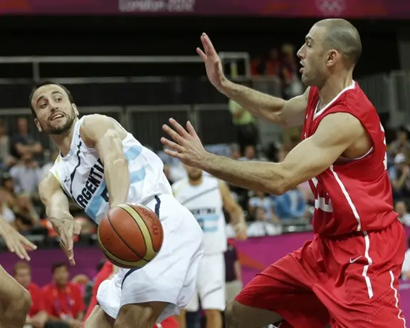 Manu guía a Argentina a la victoria sobre Túnez