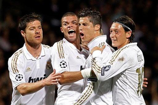 Los merengues celebran tras el gol de Cristiano Ronaldo. FOTO: AP