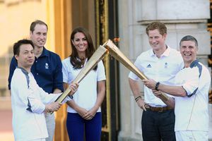 Visita antorcha a príncipes Guillermo y Catalina