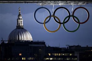 Decomisan 10 mil banderas olímpicas falsas en Londres