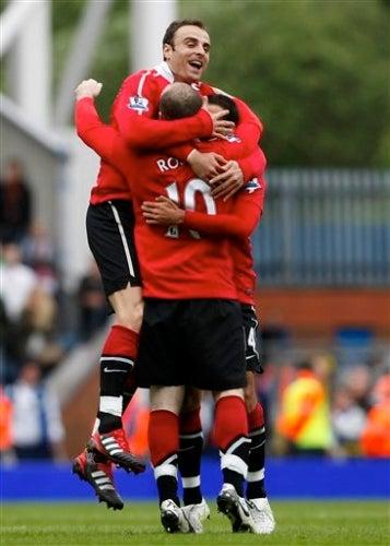 (FOTO: AP) Rooney, Berbatov y Chicharito celebran el campeonato