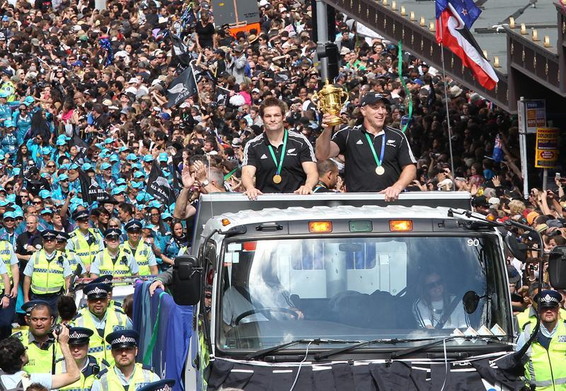 Los jugadores disfrutaron de un paseo por las calles. FOTO: EFE