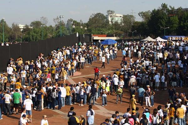 La afición a las afueras del Olímpico Universitario (FOTO: ESTEBAN LÓPEZ)