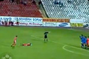 Insólito tiro libre ¡con la cabeza!