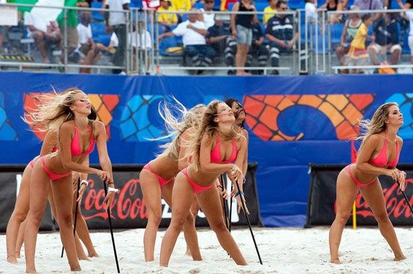 Las chicas calentaron la arena en el Mundial de Futbol de Playa en Ravena, Italia. FOTO: MEXSPORT