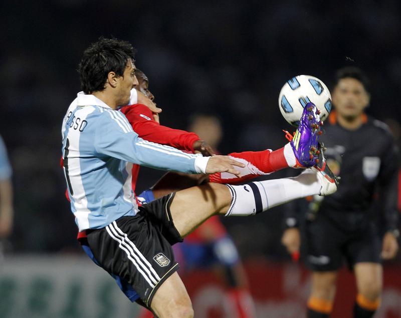 Nicolás Burdisso pelea el balón con Joel Campbell de Costa Rica. FOTO: EFE