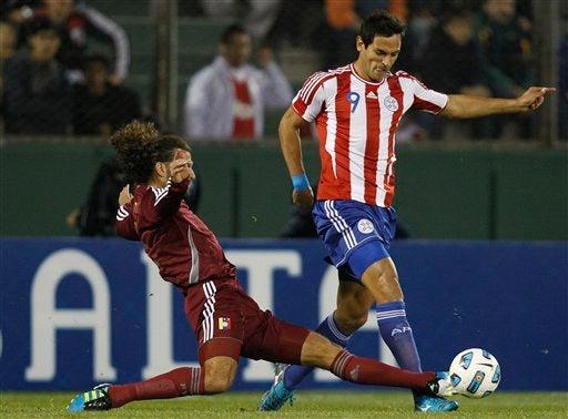 Oswaldo Vizcarrondo busca el hacerse del balón. FOTO: AP