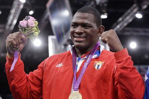 López refrenda su título en lucha grecorromana