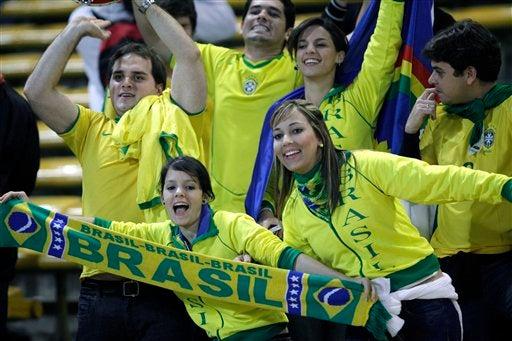 Chichas guapas celebraron el pase de Brasil a Cuartos de Final. FOTO: AP