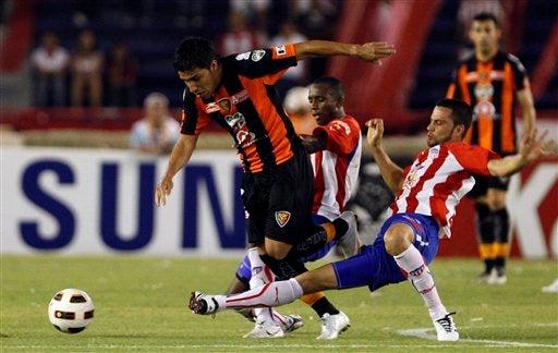 Jorge Rodriguez busca el balón al ser interceptado (FOTO: AP)