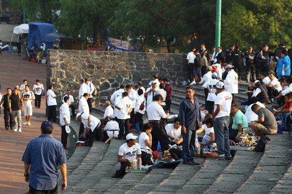 La afición y vendedores comenzaron a llegar al Olímpico Universitario desde muy temprana hora (FOTO: ESTEBAN LÓPEZ)