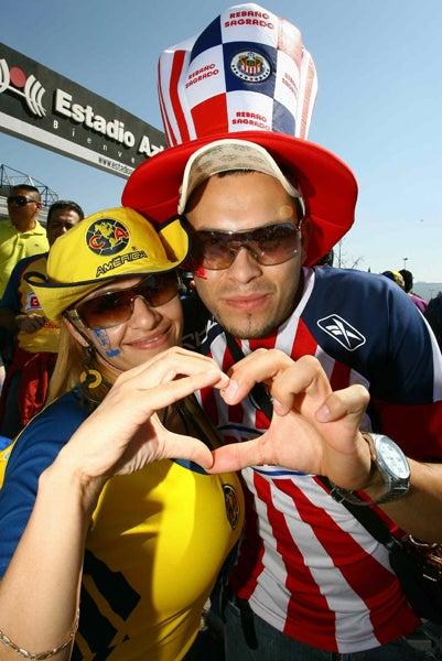 Aficionados al América y Chivas ya disfrutan del Clásico