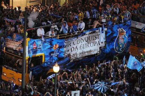 Los jugadores transitaron por las calles de Portugal. FOTO: AP