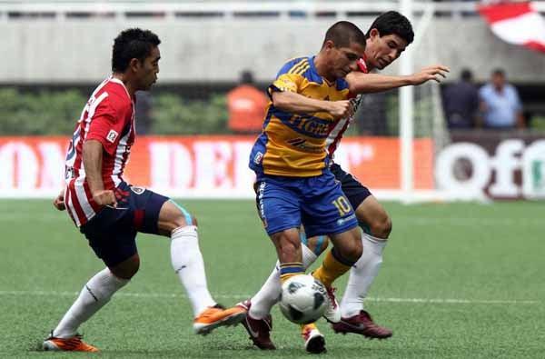 Danilinho,  Jonny Magallón y Marco Fabián disputan el esférico (FOTO: MEXSPORT)
