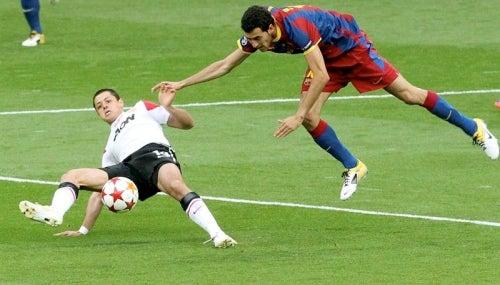 Chicharito siempre luchando por el balón. FOTO: EFE
