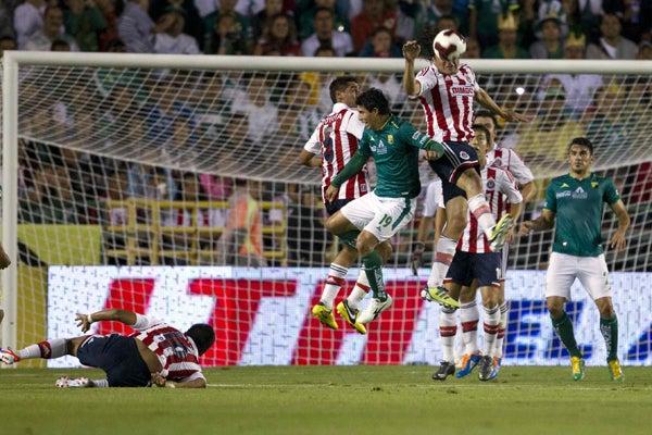 Al quedar con 10 hombres, chivas se defendió con todo | MEXSPORT