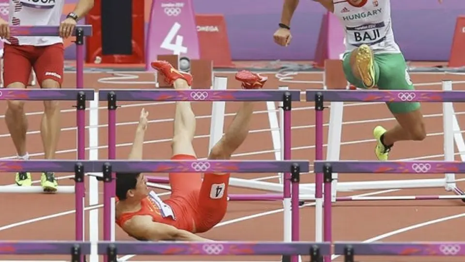 El ex campeón, Liu Xiang, se cae y fracasa en 110m con vallas