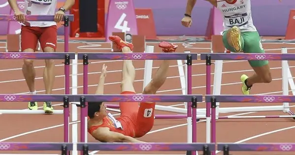 El ex campeón, Liu Xiang, se cae y fracasa en 110m con vallas