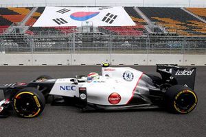 Checo finaliza 11º en Corea
