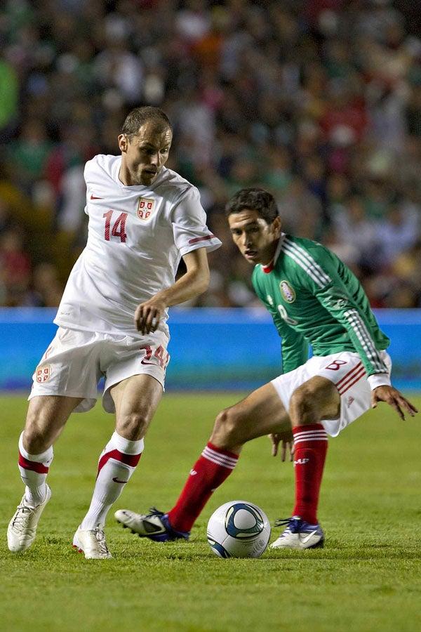 Los serbios intentaron atacar. FOTO: MEXSPORT