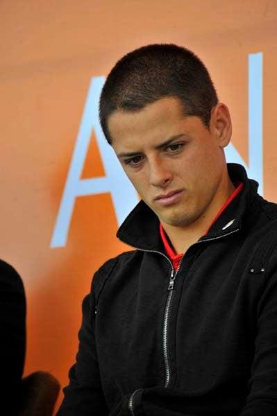 Chicharito durante la ceremonia. FOTO: CIRO GURIÉRREZ
