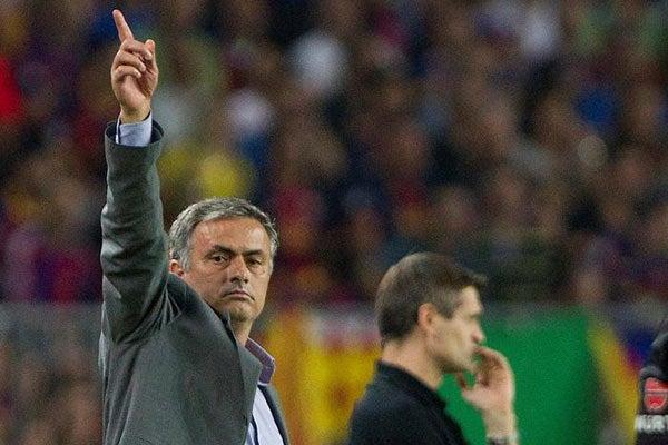 Mourinho, en las indicaciones técnicas para contrarrestar al Barça | EFE