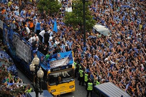 La afición se entrega al Campeón de Europa. FOTO: AP