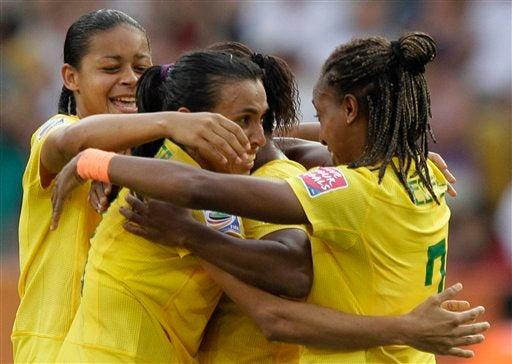 La selección femenil de Brasil celebran el segundo tanto. FOTO: AP