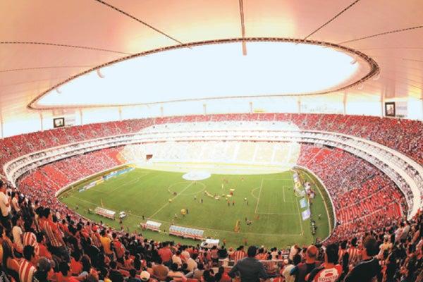 El Estadio Omnilife permite el acceso a 46 mil personas y cuenta con 3 túneles de acceso. FOTO: ARCHIVO RÉCORD