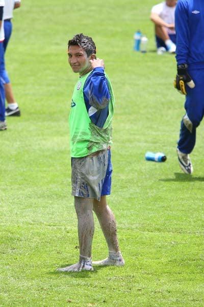 El jugador celeste fue blanco de las bromas de sus compañeros. FOTO: ESTEBAN LÓPEZ