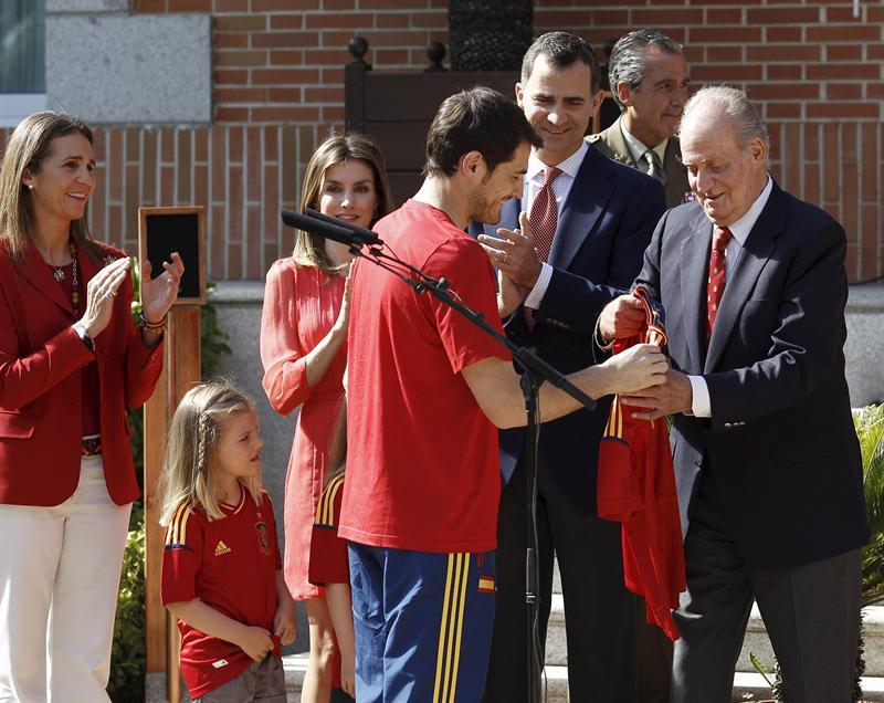 Iker le entregó la 'Roja' al Rey l EFE