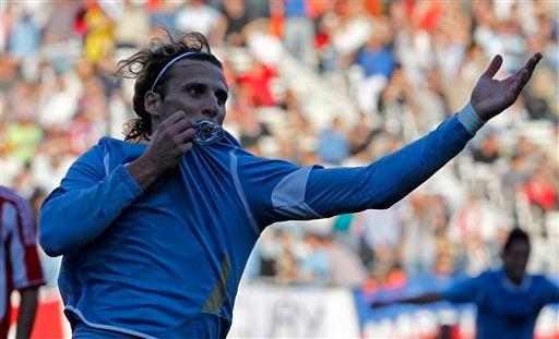 Forlán retomó el buen nivel. FOTO: AP