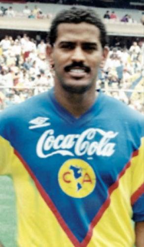 A. Carlos Santos es recordado por su gran agilidad y por ser dolor de cabeza de los rivales. FOTO: ARCHIVO RÉCORD