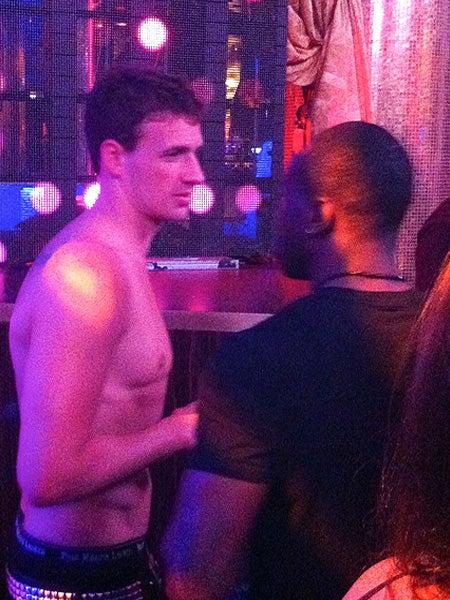 El príncipe Harry y Ryan Lochte compitieron en un club nocturno de Las Vegas| ESPECIAL