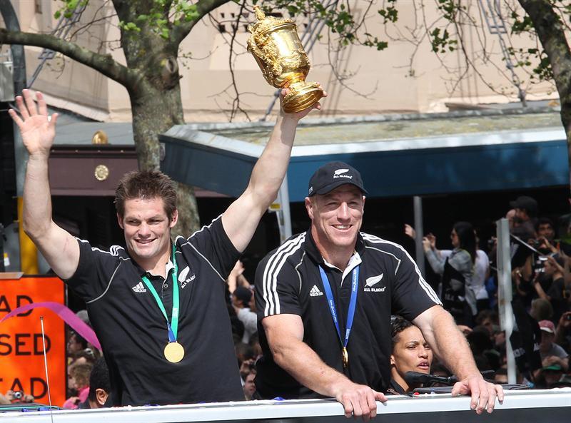 Tras ganar en el Mundial de Rugby  el capitán Richie McCaw y Brad Thorne sostienen la Copa. FOTO: EFE