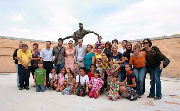 El delantero mexicano estuvo acompañado por su familia. FOTO: ÓSCAR RAMÍREZ