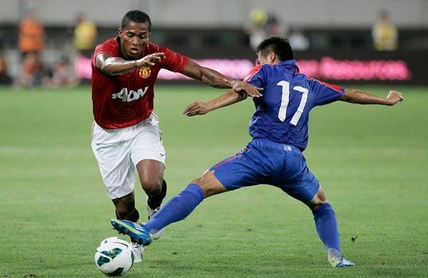 Chicharito jugó 30 minutos en la victoria del Manchester United 1-0 ante el Shanghai Shenhua | AP