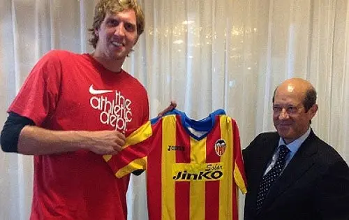 Nowitzki se viste de 'Naranjero'