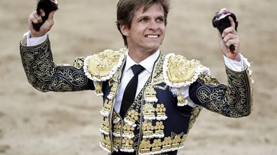 Sergio Flores, ovacionado al tomar la alternativa en Francia